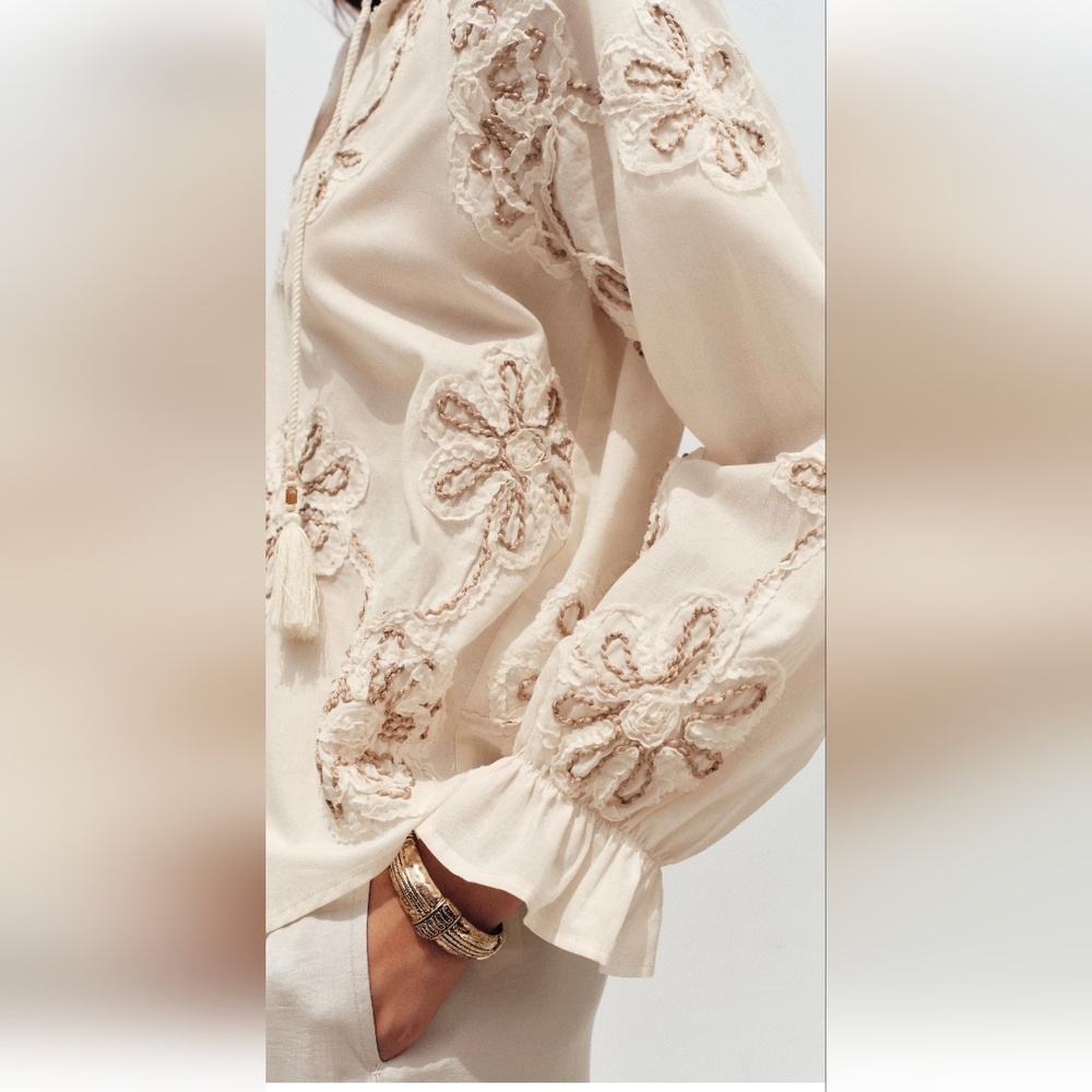 Zara TEXTURED EMBROIDERED BLOUSE(M)